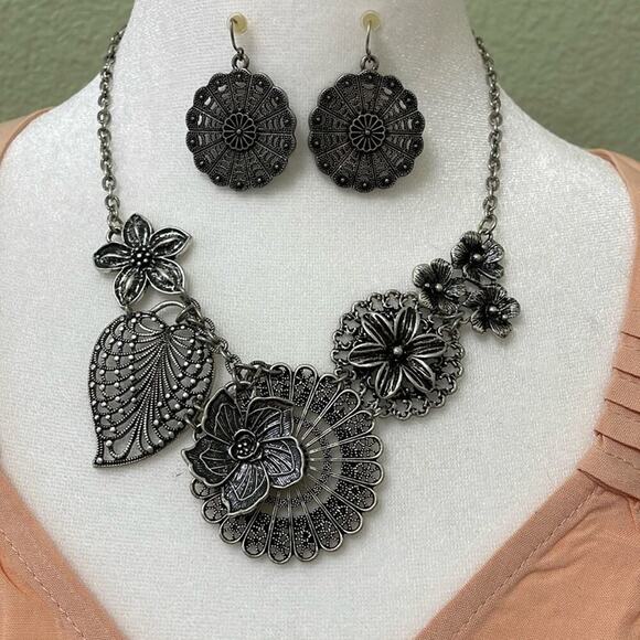 Premier Designs Necklace and Earrings Set Silver Tone Flower Jewelry Chain Set - Picture 2 of 11